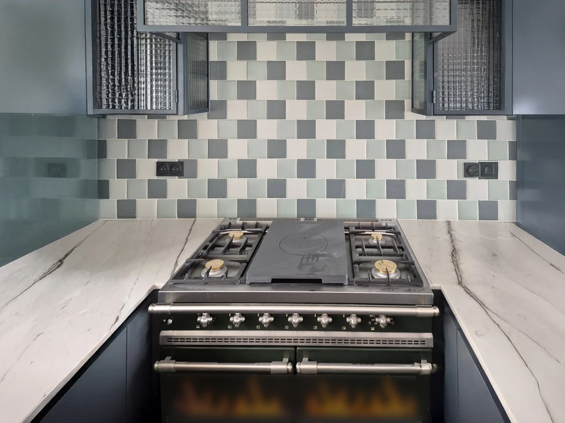 Salle de bain moderne luxueuse avec baignoire &icirc;lot blanche, douche &agrave; l'italienne vitr&eacute;e, double vasque sur meuble sombre et miroirs