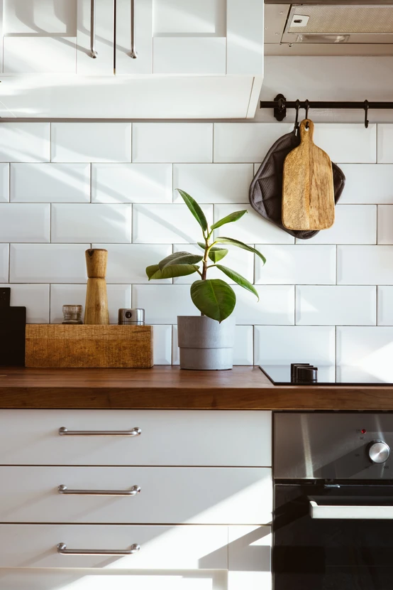 Cuisine moderne avec îlot central en bois massif et chaises design blanches à pied tulipe