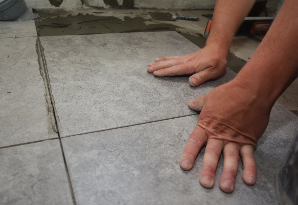 Outil de mesure professionnel sur fond blanc neutre