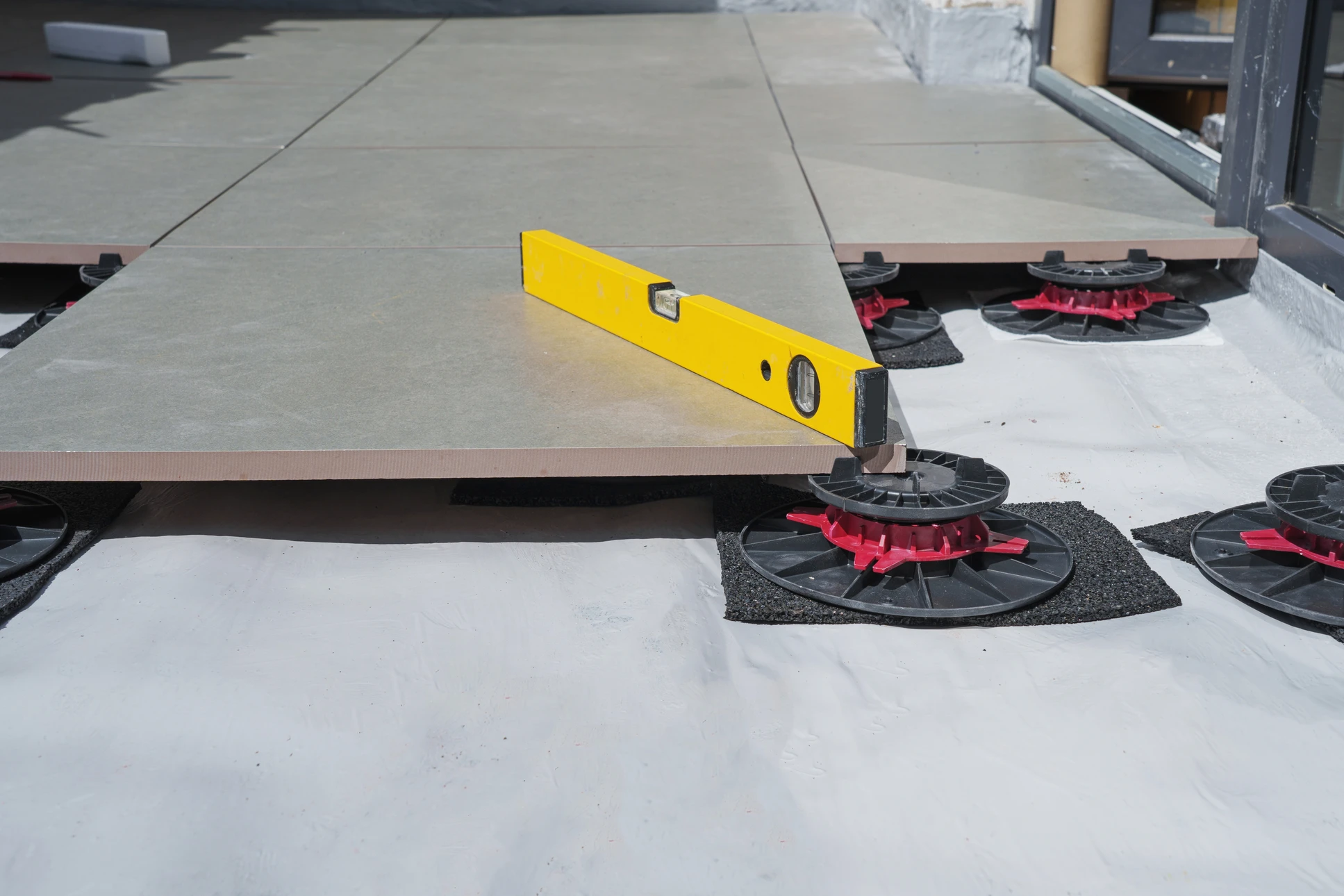 Jardin contemporain extérieur avec terrasse en dalles de béton, escalier intégré en pierre naturelle et gravier