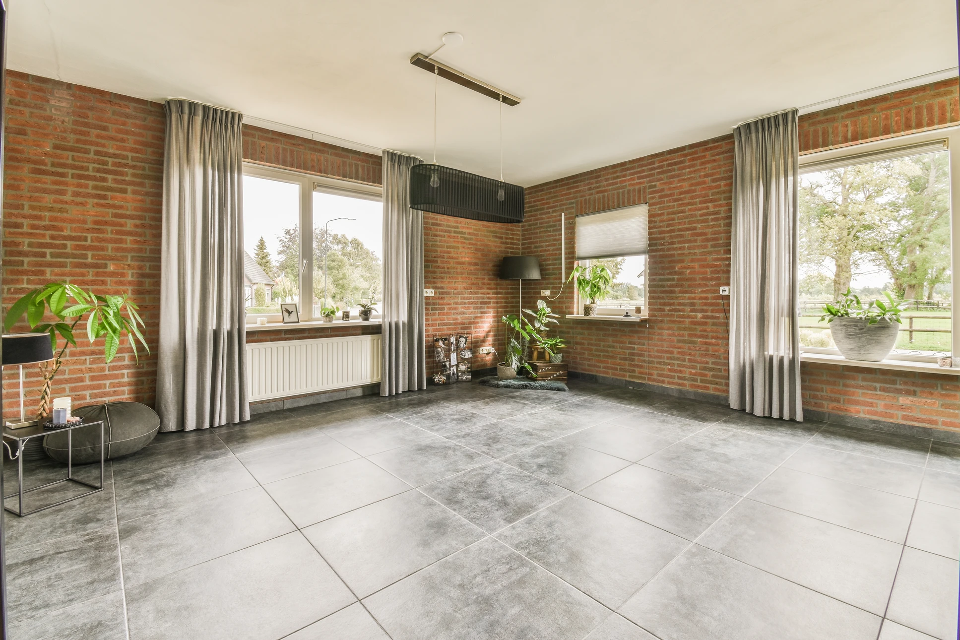 Intérieur moderne avec mur revêtu de carrelage métro blanc disposé en chevrons, éclairage encastré au plafond et lambris bois foncé en partie haute