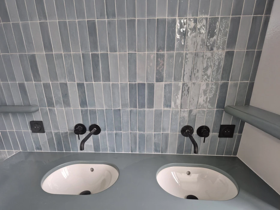 Salle de bain moderne avec baignoire encastrée, meuble vasque suspendu anthracite à deux tiroirs, miroir LED rectangulaire