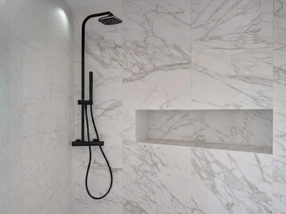 Salle de bain moderne avec douche à l'italienne, meuble vasque en bois naturel, étagère ladder avec rangements organisés