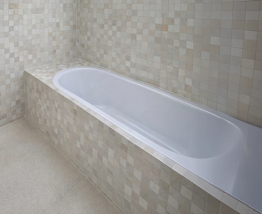 Salle de bain moderne avec douche à l'italienne, double vasque sur plan en bois massif suspendu, miroir rectangulaire et cloison verticale en bois