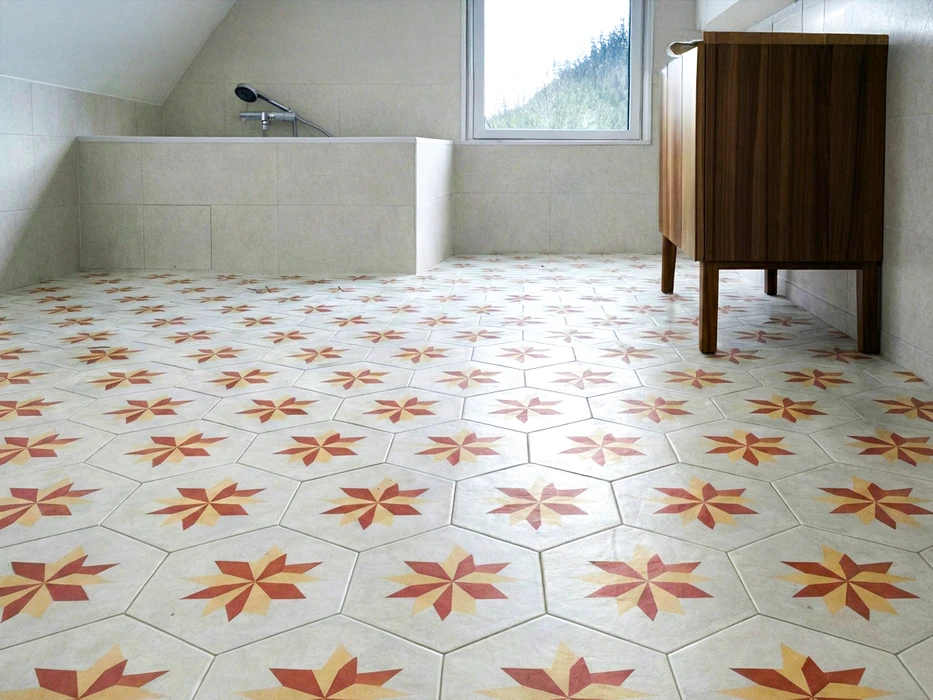 Salle de bain moderne avec douche à l'italienne, double vasque sur plan en bois massif suspendu, miroir rectangulaire et cloison verticale en bois