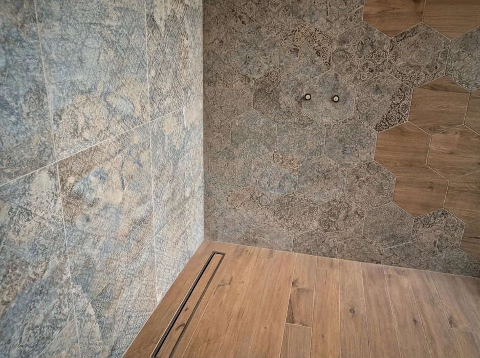 Salle de bain moderne avec douche à l'italienne, vasque ronde blanche sur plan de travail en bois, robinetterie noire mate