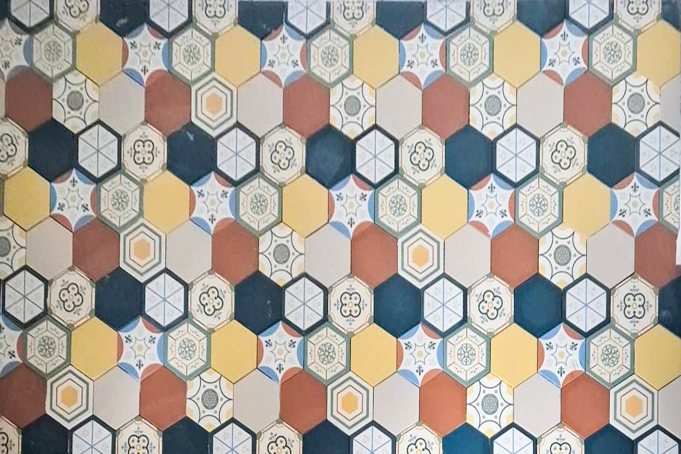 La salle de bains contemporaine est dotée de murs en carrelage gris, d'une baignoire sur pieds, d'une double vasque avec des miroirs éclairés et d'une douche en verre