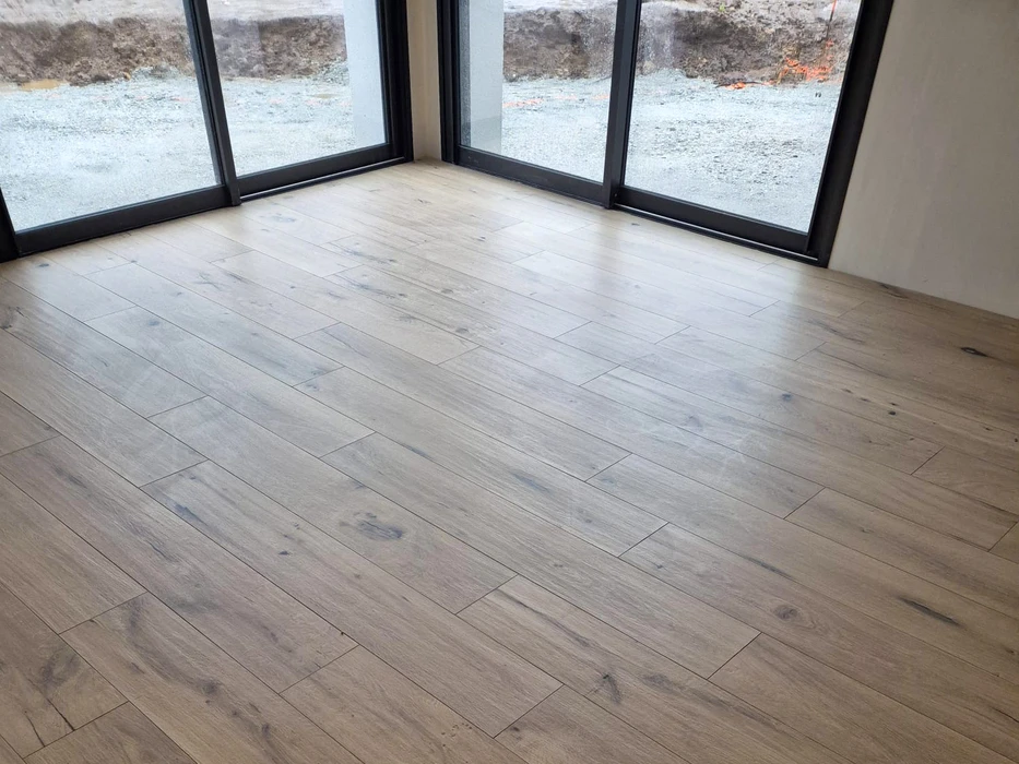 Salle de bain moderne avec douche à l'italienne, double vasque sur plan en bois massif suspendu, miroir rectangulaire et cloison verticale en bois