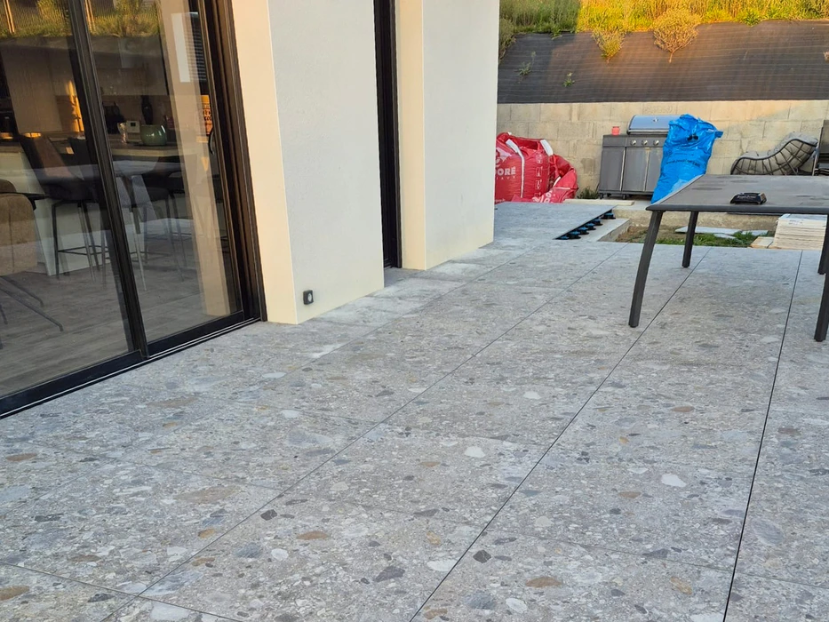 Salle de bain moderne avec douche à l'italienne, double vasque sur plan en bois massif suspendu, miroir rectangulaire et cloison verticale en bois