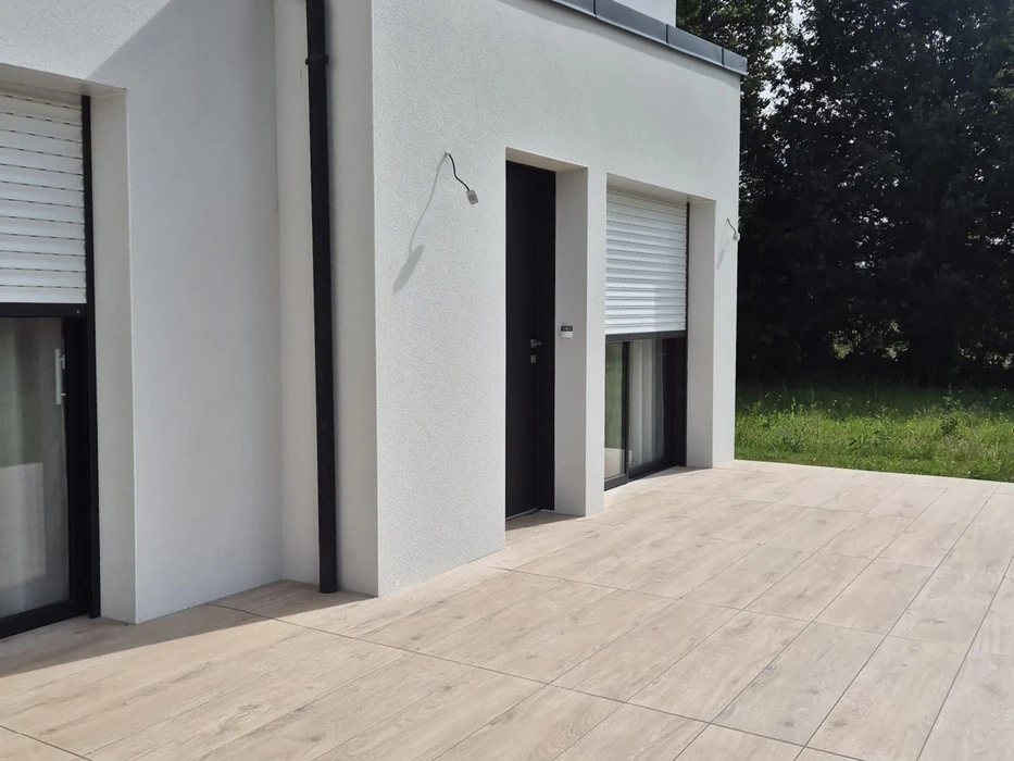 Salle de bain moderne avec douche à l'italienne, double vasque sur plan en bois massif suspendu, miroir rectangulaire et cloison verticale en bois