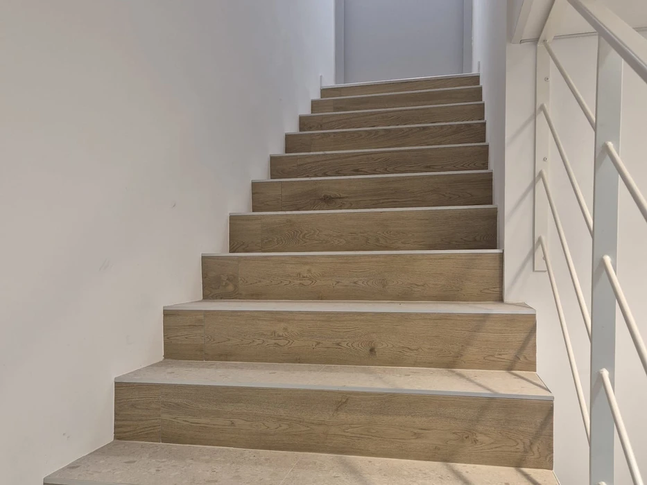 Salle de bain moderne avec douche à l'italienne, double vasque sur plan en bois massif suspendu, miroir rectangulaire et cloison verticale en bois