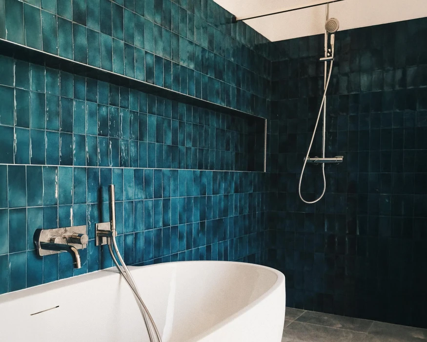 Salle de bain moderne avec douche à l'italienne, double vasque sur plan en bois massif suspendu, miroir rectangulaire et cloison verticale en bois