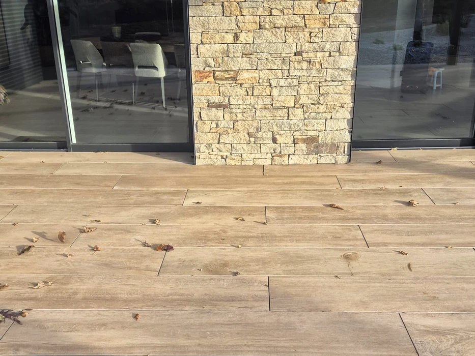 Salle de bain moderne avec douche à l'italienne, double vasque sur plan en bois massif suspendu, miroir rectangulaire et cloison verticale en bois